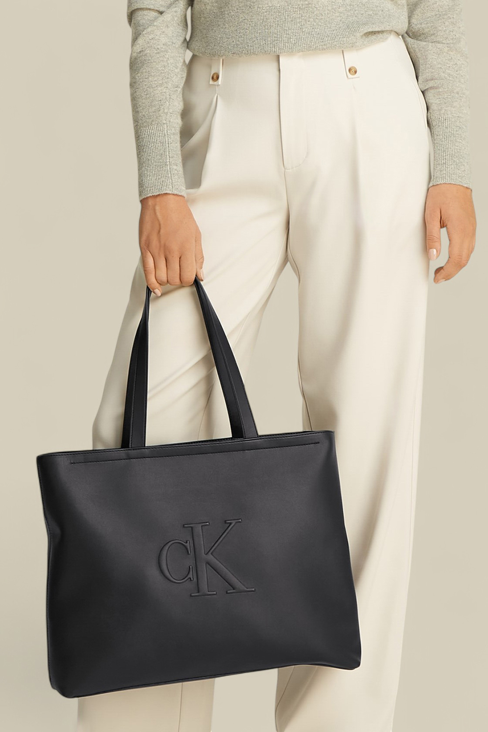 תמונת כל הלוק של תיק נשיאה